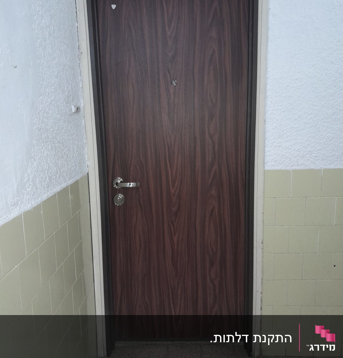 דלת עץ חומה עם ידית מתכת ומנעול